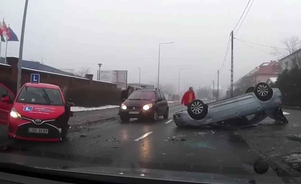 Czołowe zderzenie i dachowanie  / YouTube @Dashcam Bandit 