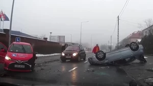 Czołowe zderzenie i dachowanie  / YouTube @Dashcam Bandit 