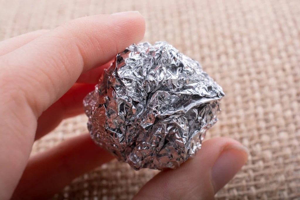 Folia aluminiowa zwinięta w kulkę poradzi sobie z czyszczeniem przypalonych miejsc w piekarniku