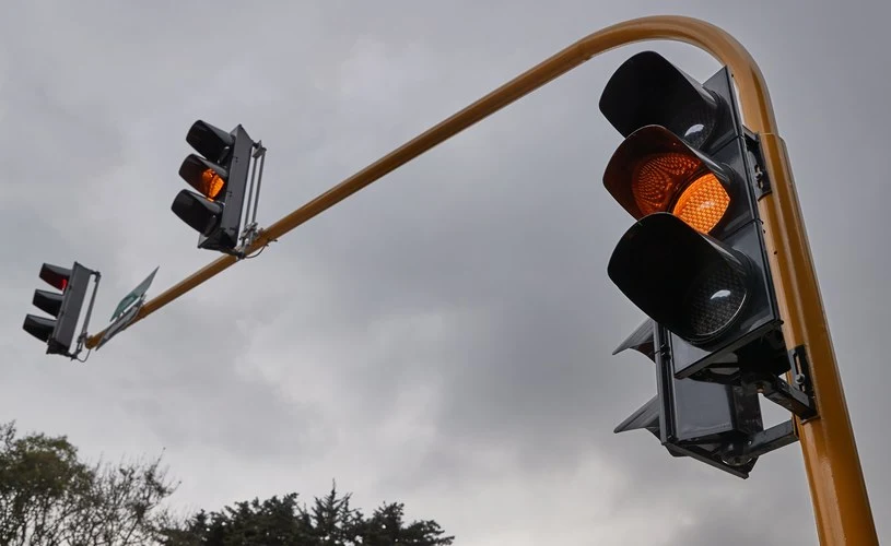 Czy za przejazd na żółtym świetle grozi mandat? Czy za przejazd na żółtym świetle grozi mandat?