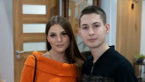 Pawełek (Julian Peciak) nieoczekiwanie przyprowadzi do domu Tolę (Klaudia Łapot), córkę sąsiadów skonfliktowanych z Lubiczami