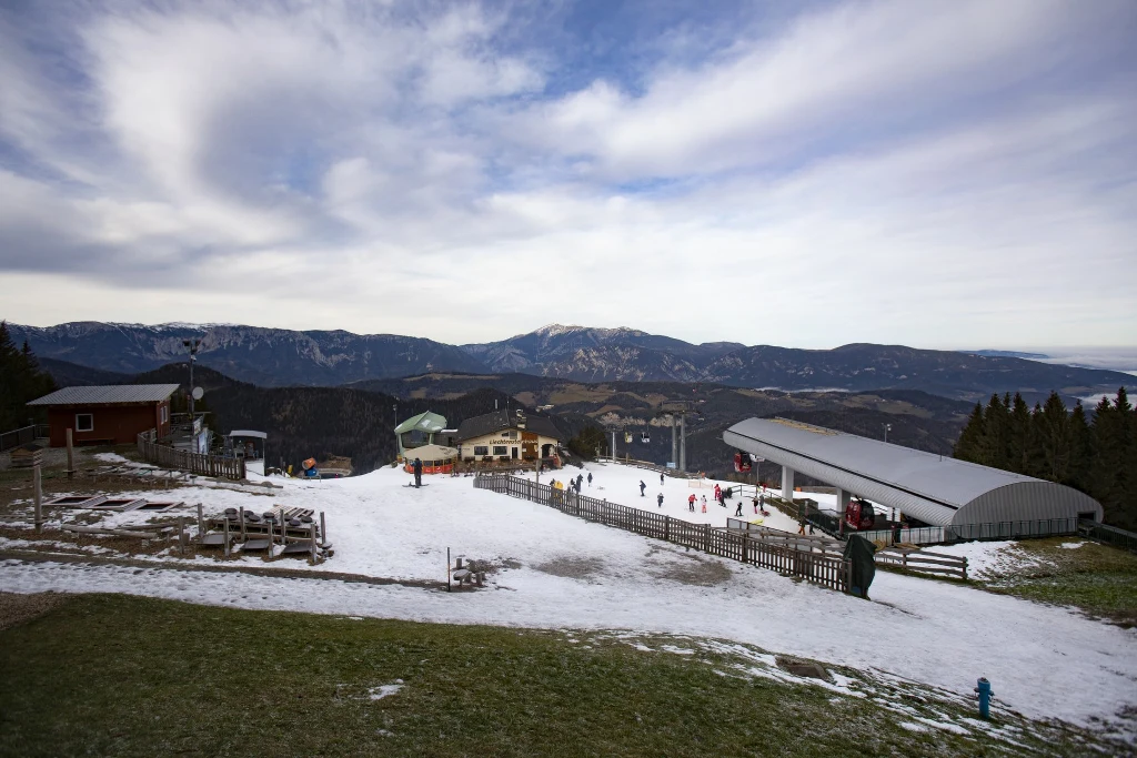 Panorama masywu górskiego Rax, Dolna Austria. Zdjęcie z 8 stycznia 2023 r.