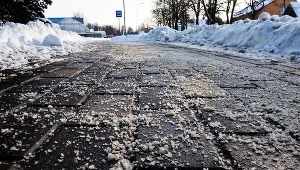 Posypujesz solą kostkę brukową? Oto powód, dla którego powinieneś przestać