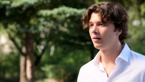Damian (Oliver Proctor) na wieść o tym, że wyjeżdżają do USA ucieknie z domu