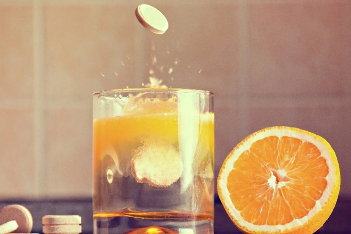 Regularna podaż witaminy C wspiera odporność i procesy regeneracyjne organizmu Dzienne zapotrzebowanie witaminy C można pokryć zbilansowaną dietą, bogatą w warzywa i owoce