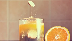 Dzienne zapotrzebowanie witaminy C można pokryć zbilansowaną dietą, bogatą w warzywa i owoce