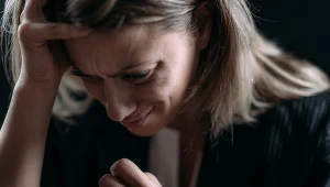 Ciągły niepokój, brak energii, bóle brzucha? W nerwicy choruje całe ciało