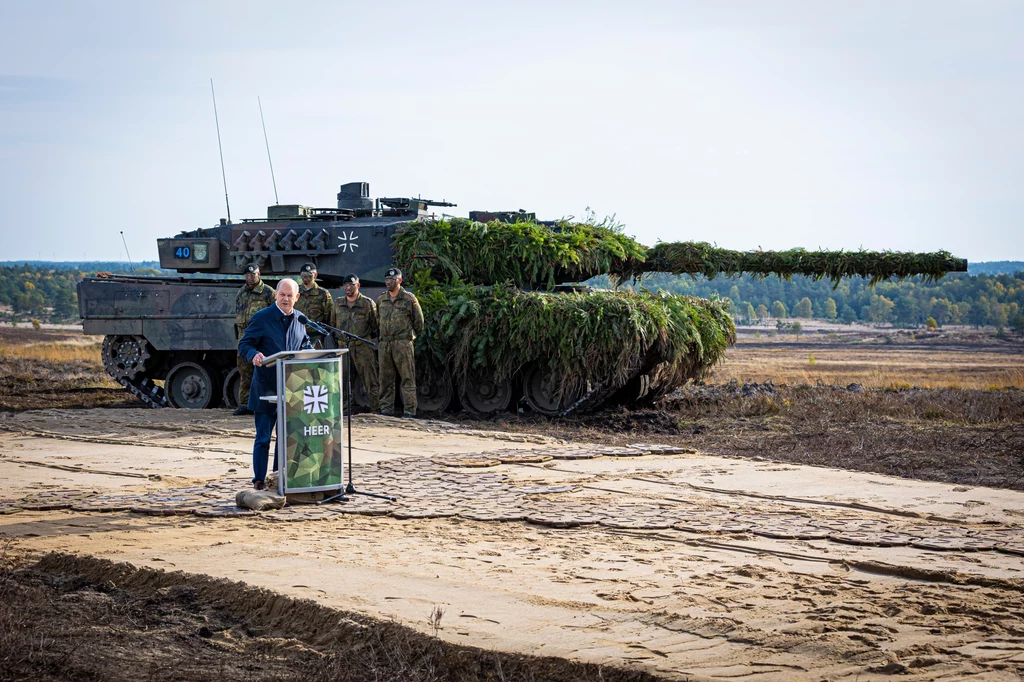 Kanclerz Olaf Scholz i niemiecki czołg Leopard Kanclerz Olaf Scholz i niemiecki czołg Leopard
