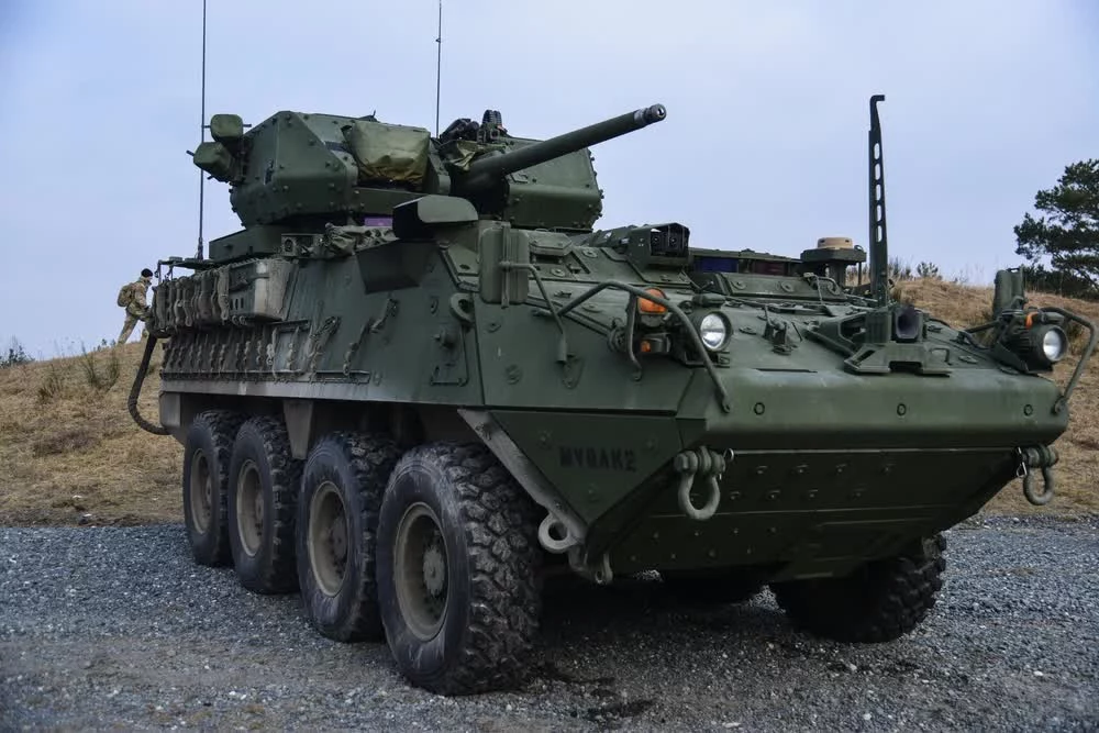 W celu zwiększenia potencjału bojowego część amerykańskich wozów Stryker M1126 otrzymała modyfikację o 30 milimetrowego działka Mk44 Bushmaster II. Określana jako Dragoon stanowi jednak niewielką część zapasów armii USA