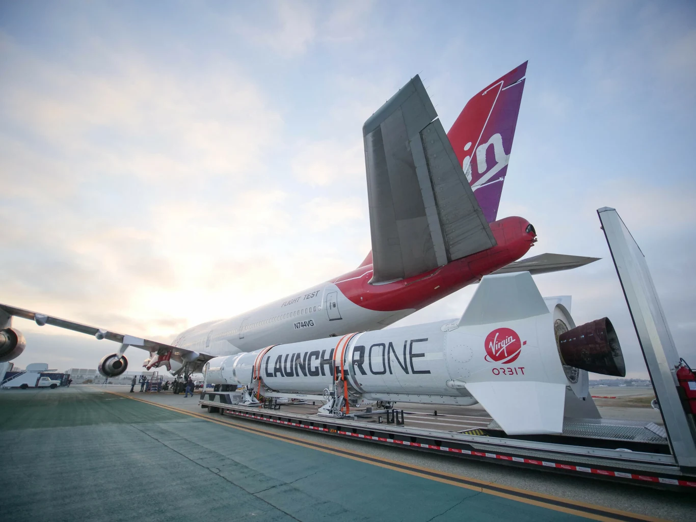 Rakieta LauncherOne tuż przed zamocowaniem pod Boeingiem 747 Rakieta LauncherOne tuż przed zamocowaniem pod Boeingiem 747