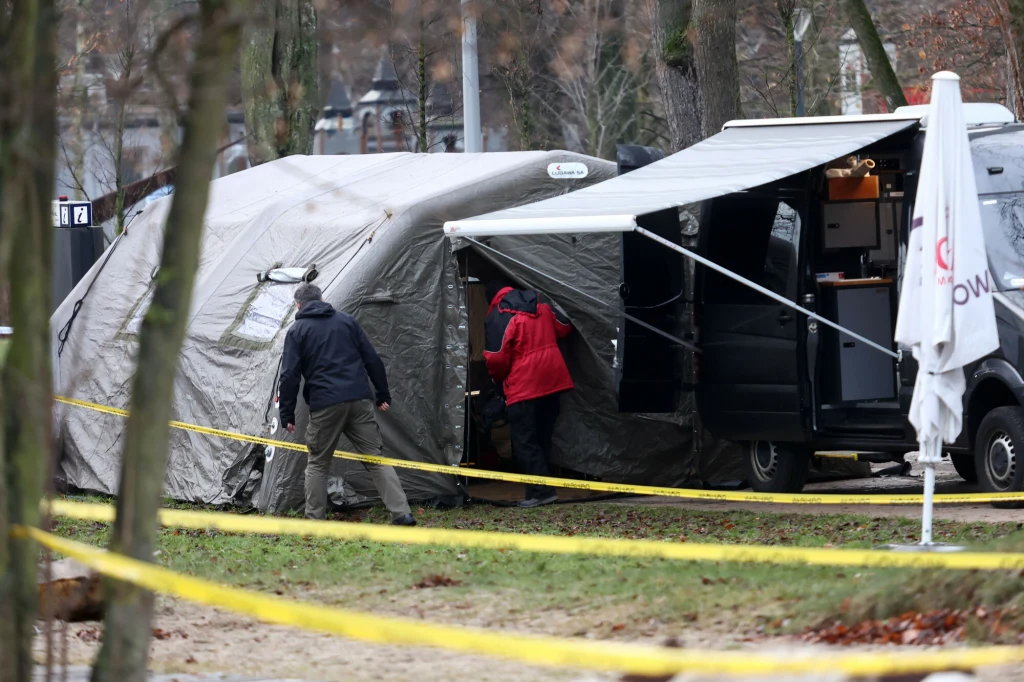 Policja oraz laboratorium kryminalistyczne prowadzi czynności procesowe w lokalu dawnej Zatoki Sztuki w Sopocie Policja oraz laboratorium kryminalistyczne prowadzi czynności procesowe w lokalu dawnej Zatoki Sztuki w Sopocie