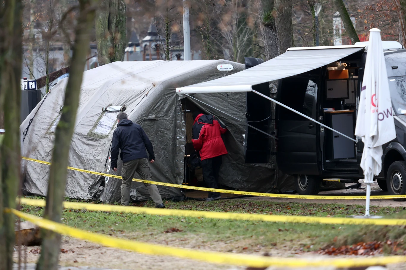 Policja oraz laboratorium kryminalistyczne prowadzi czynności procesowe w lokalu dawnej Zatoki Sztuki w Sopocie