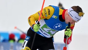 Thierry Langer przykłada lufę karabinu do ust w czasie zawodów PŚ w biathlonie w Pokljuce
