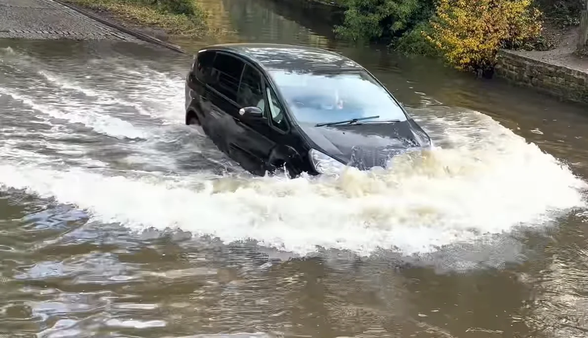 Bród w angielskim mieście stał się nietypową atrakcją turystyczną. Bród w angielskim mieście stał się nietypową atrakcją turystyczną.