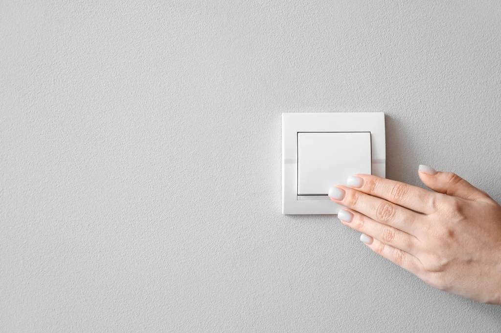 Chcąc oszczędzać energię, warto pamiętać, by wyłączać światło wychodząc z pomieszczenia
