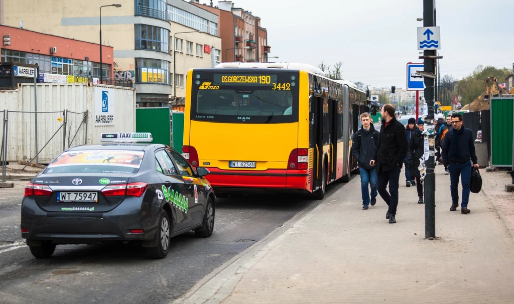 Czy w takiej sytuacji kierowca osobówki może wyprzedzić autobus pomimo ciągłej linii?