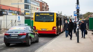 Omijanie autobusu na przystanku bez zatoczki. Co mówią przepisy?