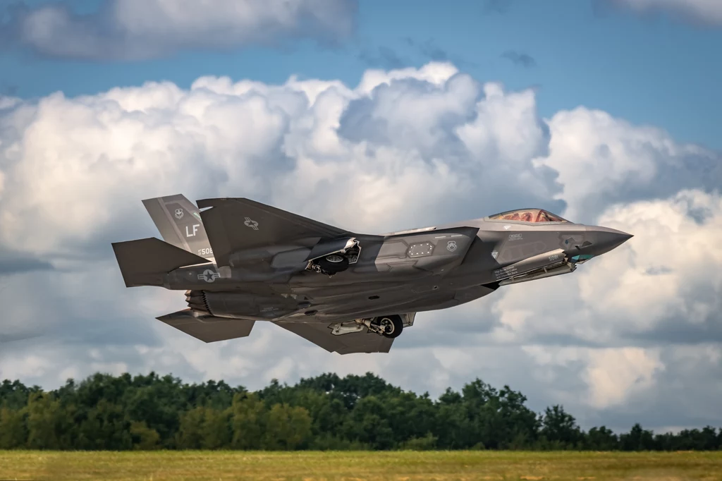  F-35A Lightning II przegrał z 10-kilogramowym orłem. Może skończyć na śmietniku