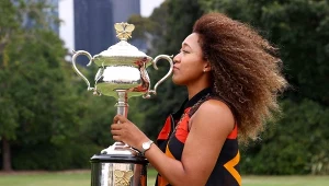 Naomi Osaka z trofeum za zwycięstwo w Australian Open 2021