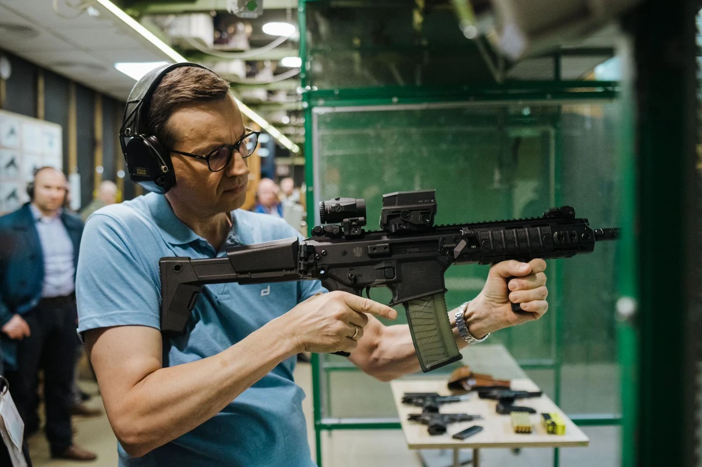 Premier Mateusz Morawiecki na strzelnicy Premier Mateusz Morawiecki na strzelnicy