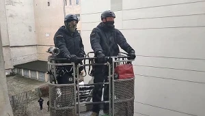 Interwencja policji w kamienicy przy Królewskiej w Warszawie