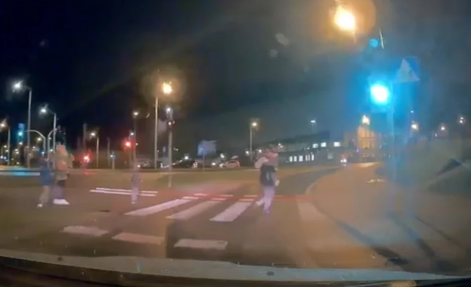 Mężczyzna umknął przed nadjeżdżającym samochodem Mężczyzna umknął przed nadjeżdżającym samochodem