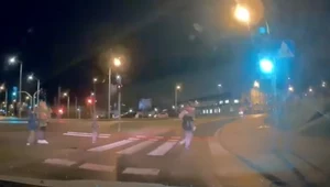 Mężczyzna umknął przed nadjeżdżającym samochodem