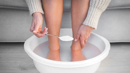 Na odciski na stopach może pomóc moczenie stóp w soli.
