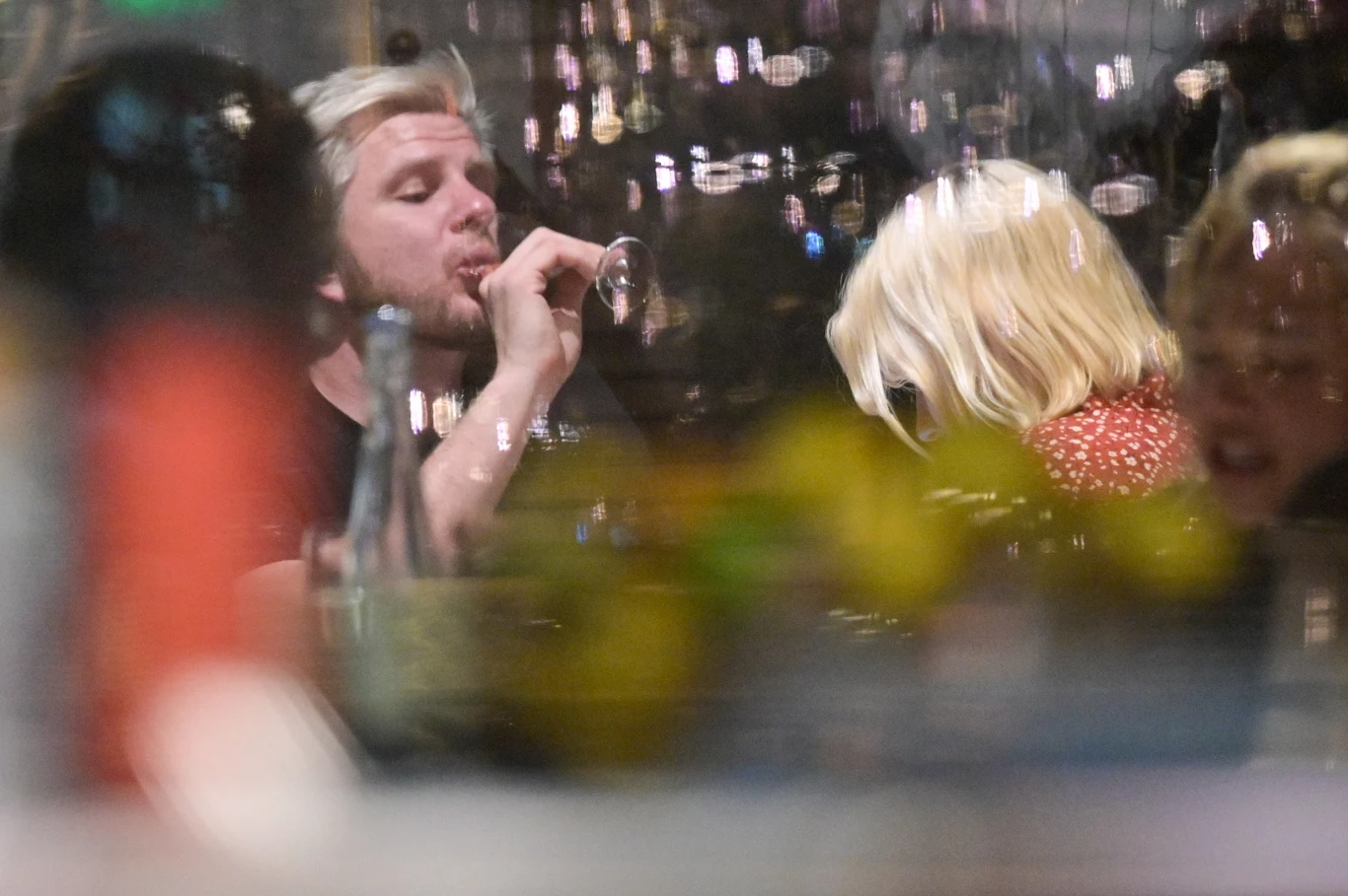 Filip Chajzer winkuje podczas kolacji z ukochaną