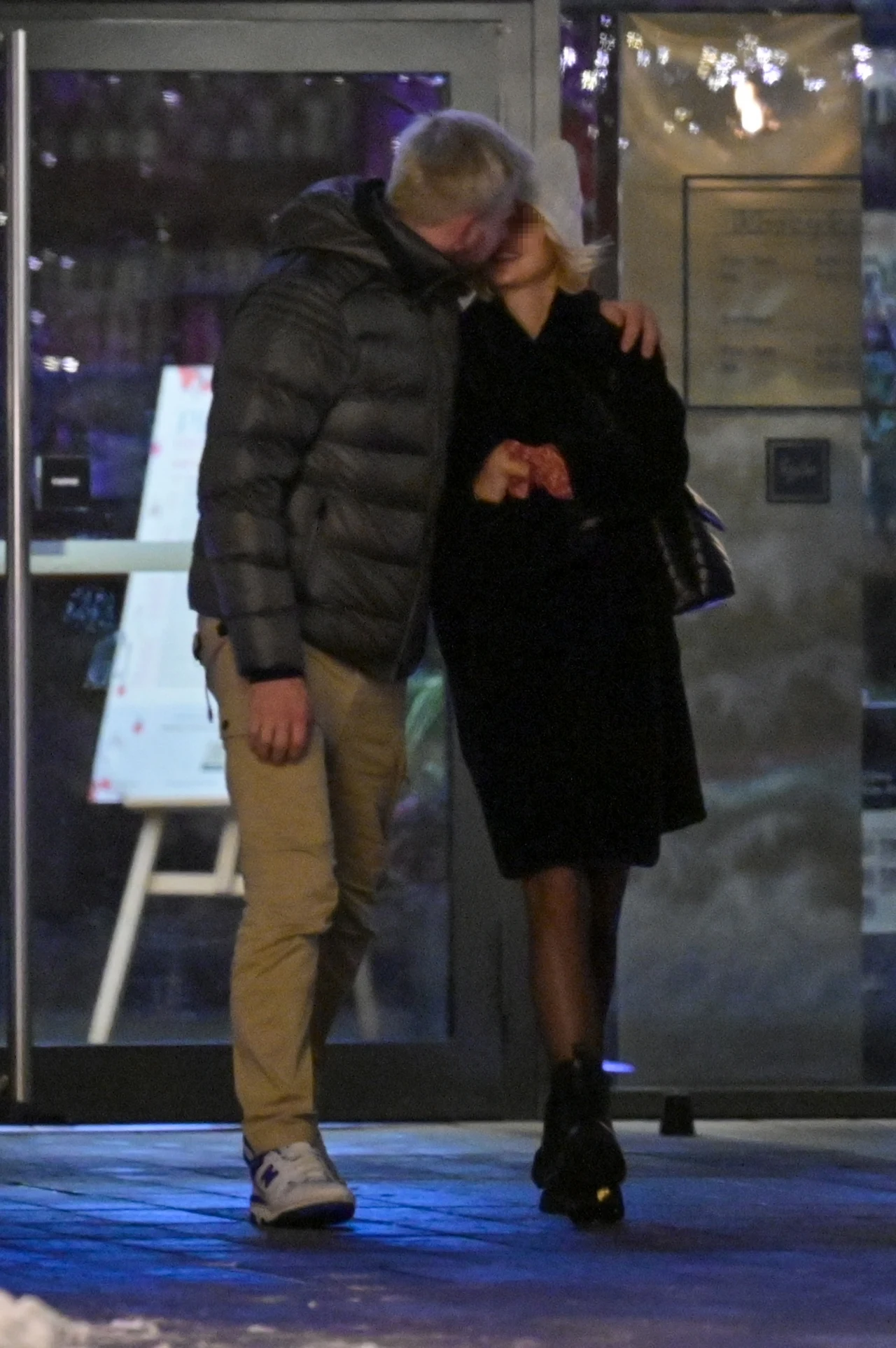 Filip Chajzer z ukochaną po kolacji - czas na buzi buzi