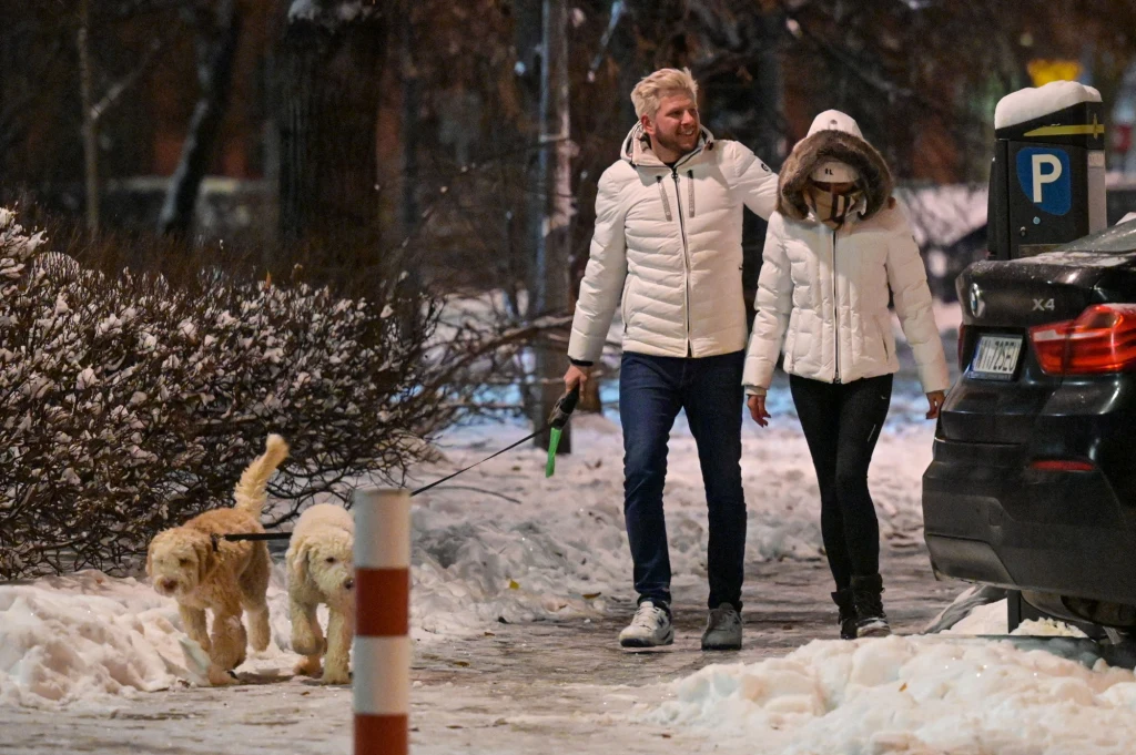 Filip Chajzer z ukochaną na spacerze z psami Filip Chajzer z ukochaną na spacerze z psami
