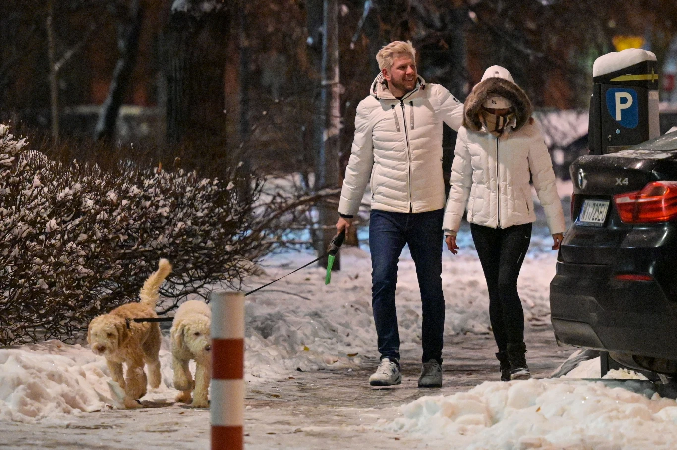 Filip Chajzer z ukochaną na spacerze z psami
