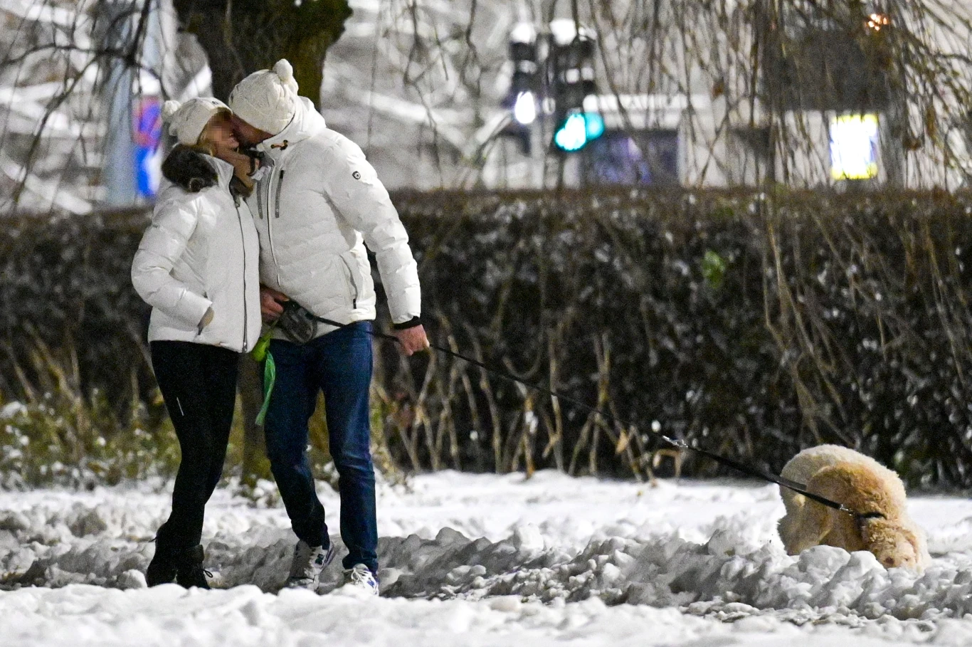 Filip Chajzer z ukochaną na spacerze z psami