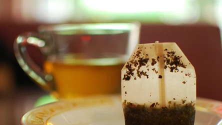 Zużyta torebka po herbacie powinna trafić do odpowiedniego worka.