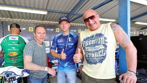 Łza zakręciła mu się w oku. „Skóra zdarta z ojca”