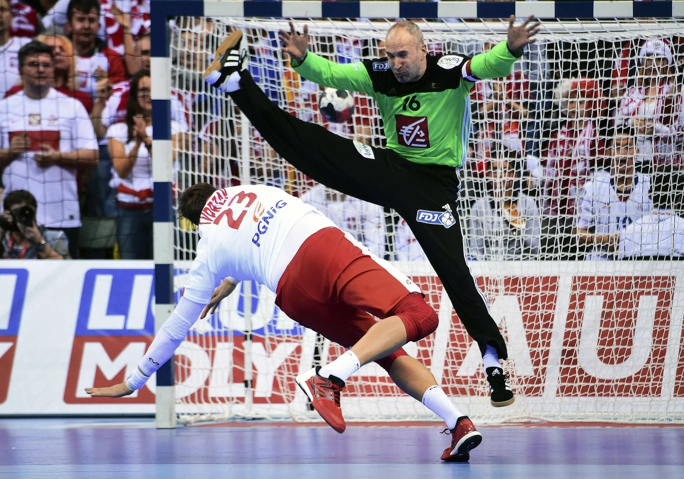 Kamil Syprzak kontra legendarny bramkarz Francuzów Thierry Omeyer. Siedem lat temu w Krakowie Polska sensacyjnie pokonała Francuzów
