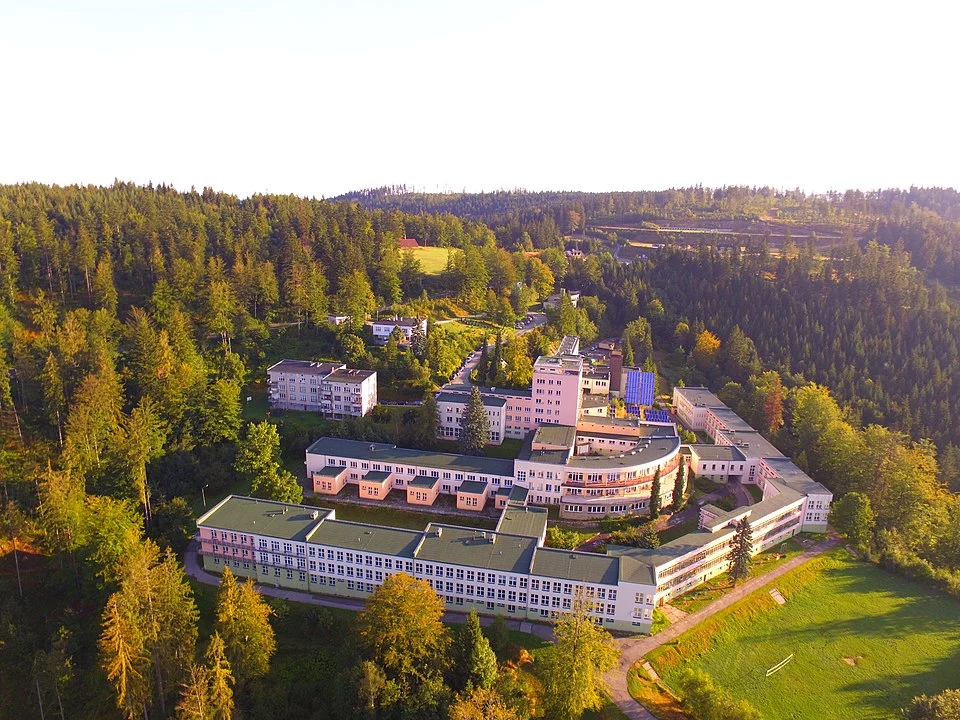 Zabudowania sanatorium przeciwgruźliczego w Istebnej-Kubalonce. Obecnie Wojewódzkie Centrum Pediatrii "Kubalonka"