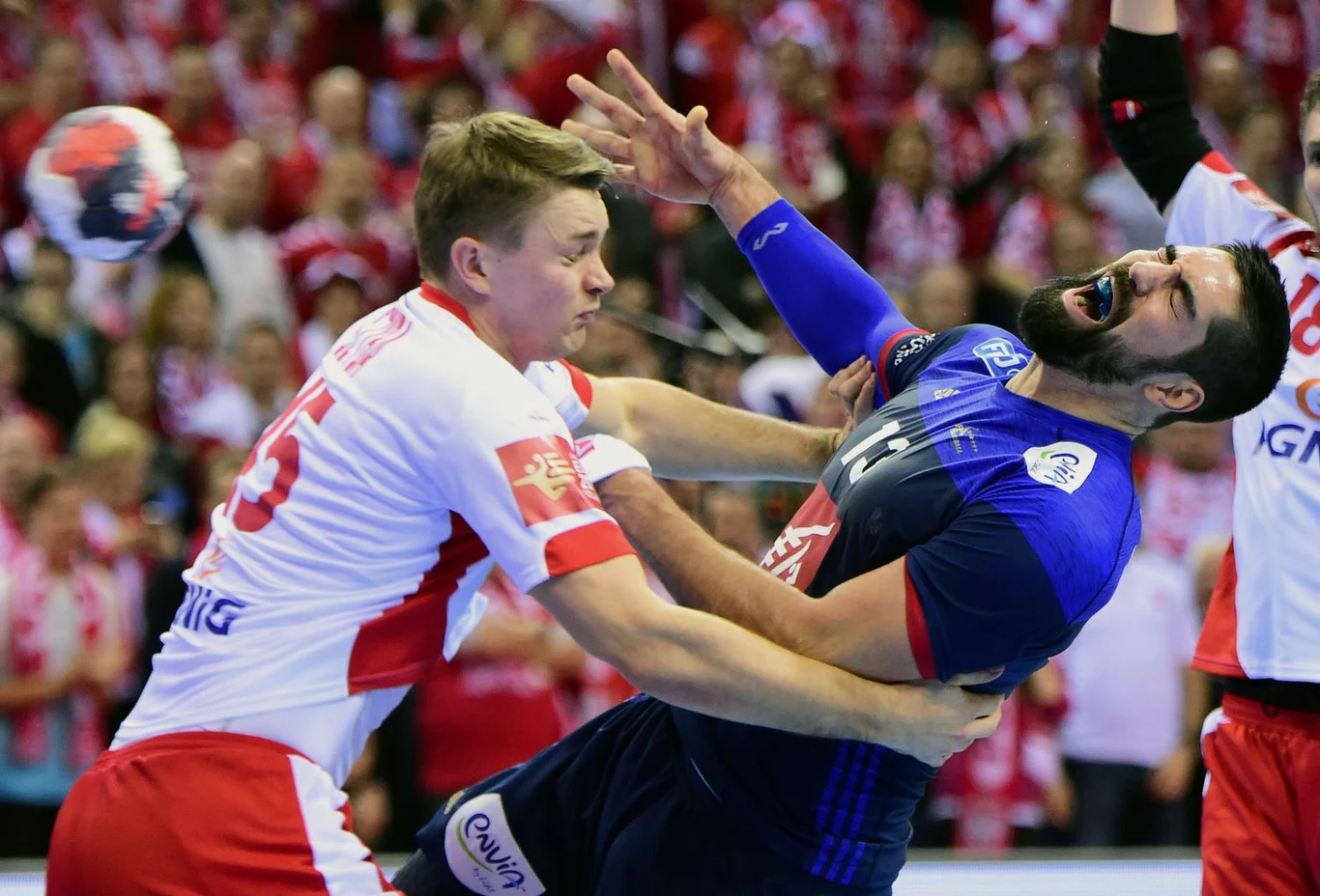 Nikola Karabatić powstrzymywany przez Michała Szybę
