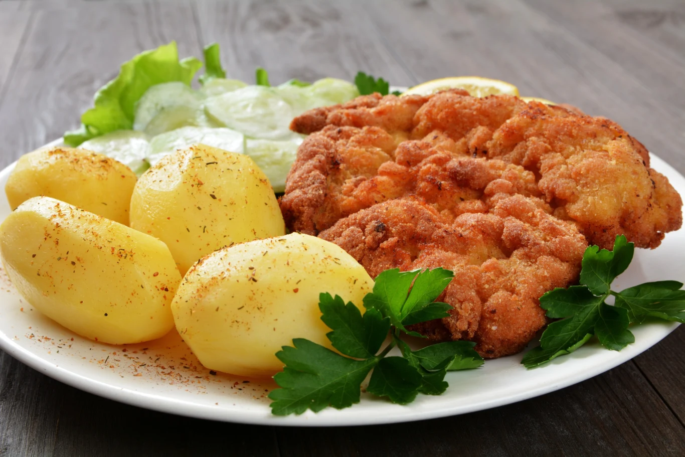 Wiele osób nie wyobraża sobie niedzielnego obiadu bez kotletów schabowych. Warto znać przepis na idealne kotlety schabowe. 