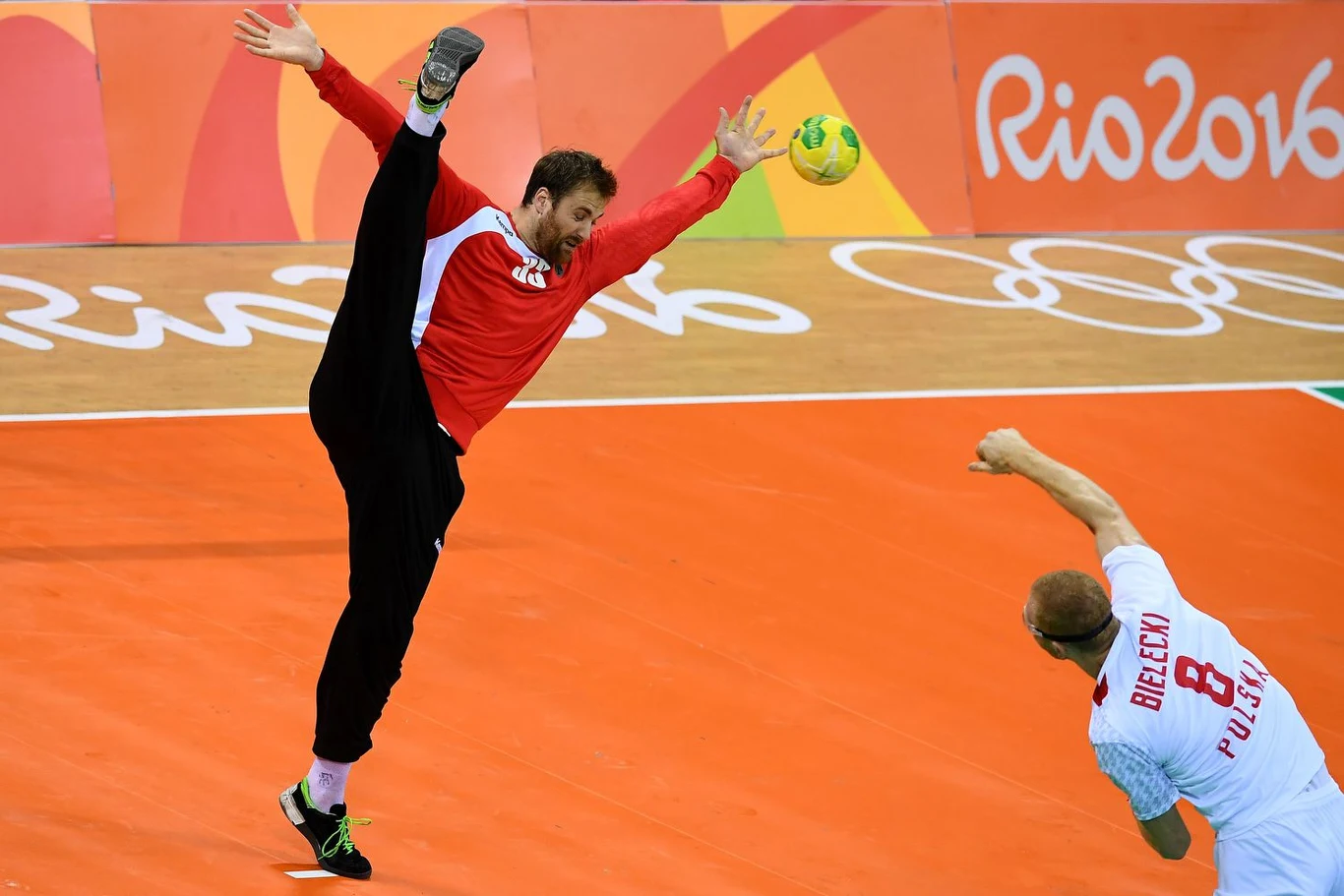 Karol Bielecki rzuca, Andreas Wolff broni. Rozgrywający był jednym z sześciu polskich szczypiornistów z Pekinu, który po raz drugi zagrali w olimpijskim turnieju