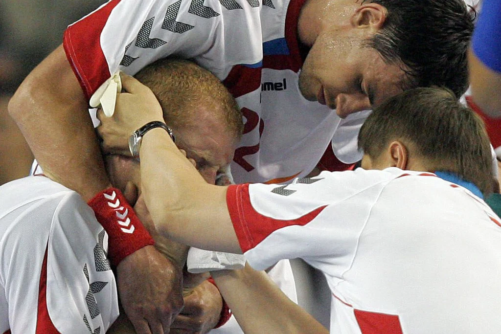 Karol Bielecki jeszcze nie wie, że stracił na resztę życia lewe oko. Obok niego dr Maciej Nowak i Marcin Lijewski Karol Bielecki jeszcze nie wie, że stracił na resztę życia lewe oko. Obok niego dr Maciej Nowak i Marcin Lijewski