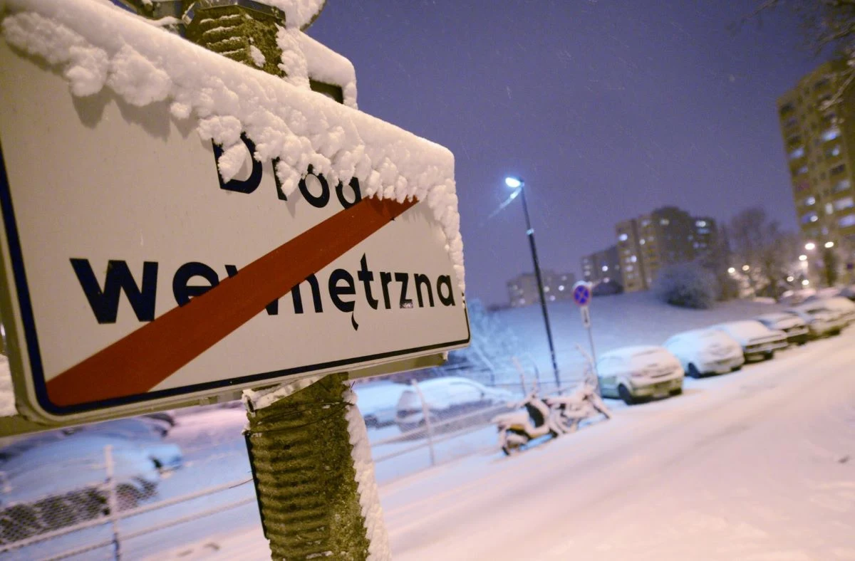 Pamiętajmy, że po przekroczeniu znaku D-47 włączamy się do ruchu. Powinniśmy ustąpić pierwszeństwa wszystkim uczestnikom znajdującym się już na drodze publicznej.