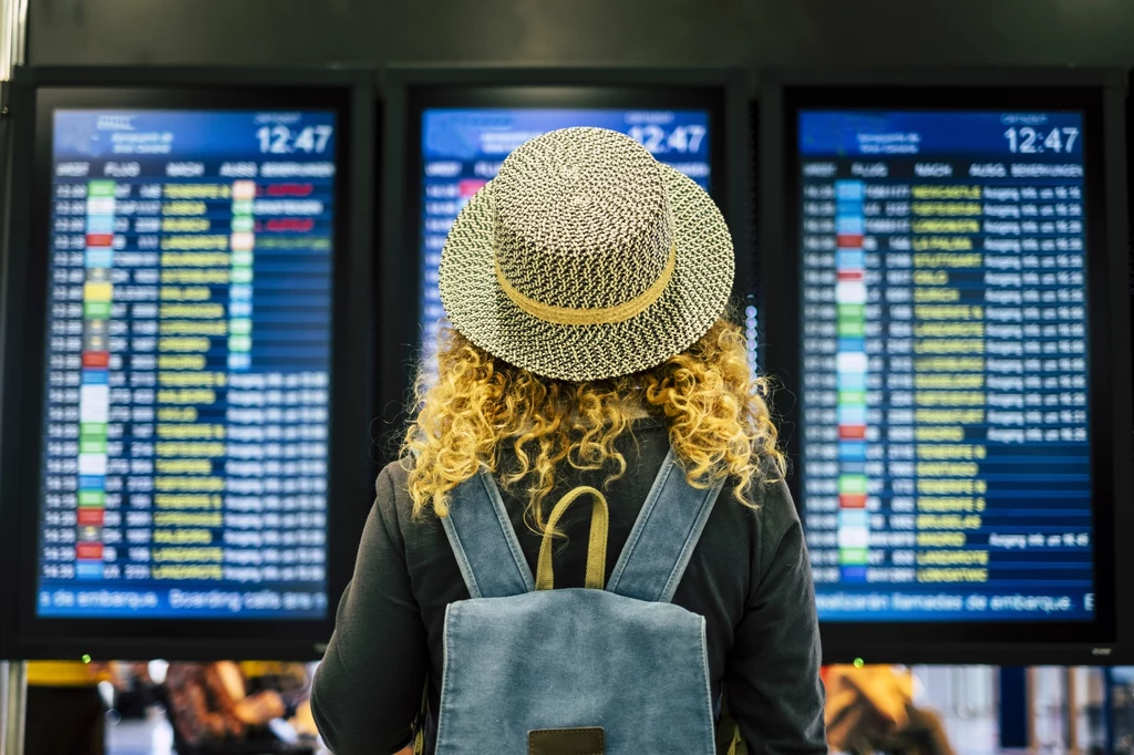 Loty w ciemno, z angielskiego blind booking, to rodzaj rezerwacji lotów, w której pasażerowie nie znają swojego docelowego miejsca podróży
