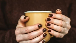 Tiramisu nails to hit końca zimy. Paznokcie w tym kolorze nosi Maja Bohosiewicz