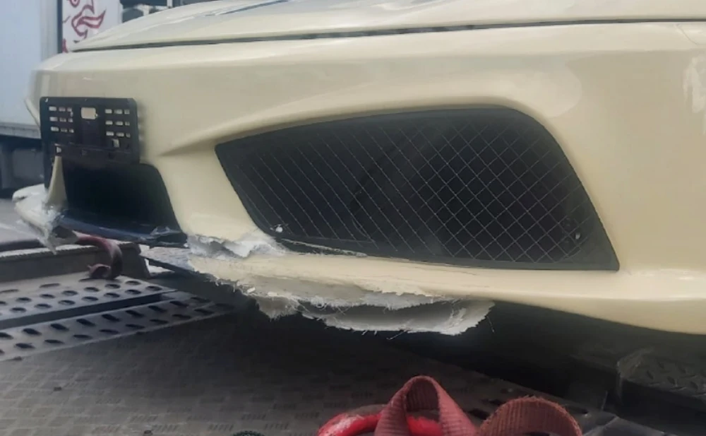 Kolejny uszkodzony zderzak Ferrari / Fot. Warta 