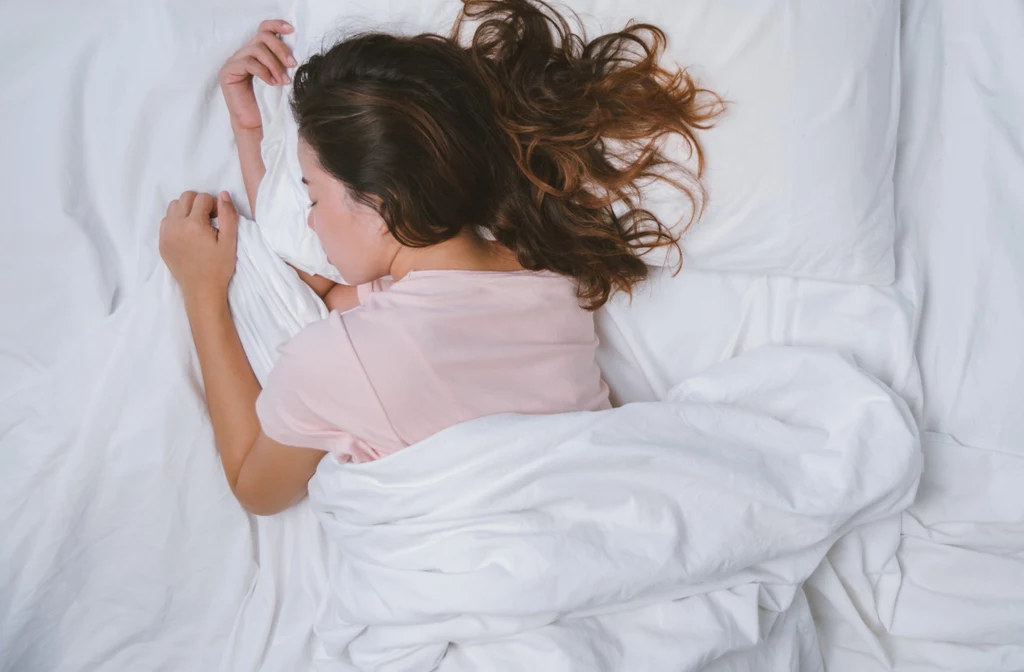 W trakcie snu nasze włosy narażone są na uszkodzenia mechaniczne