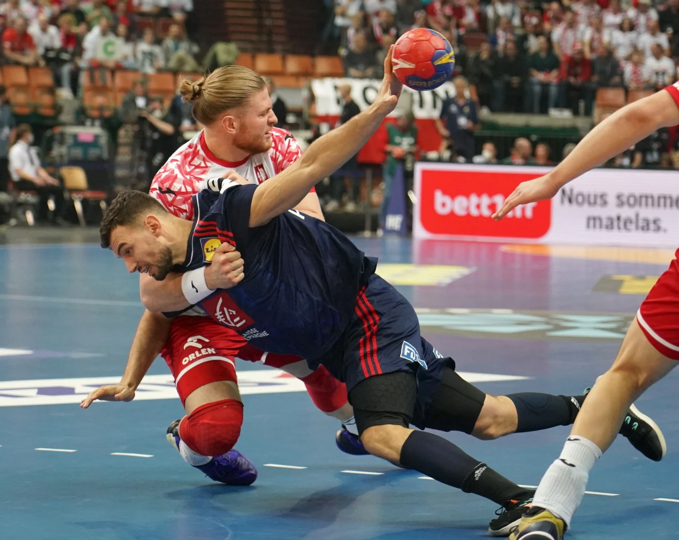 MAciej Gębala walczy wręcz z Nedimem Remilim. Polacy nie wystraszyli się mistrzów olimpijskich MAciej Gębala walczy wręcz z Nedimem Remilim. Polacy nie wystraszyli się mistrzów olimpijskich