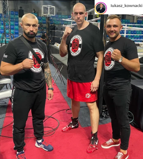 Łukasz Kownacki (z prawej) z Damianem Knybą (w środku) i trenerem Piotrem Wilczewskim