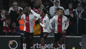 Moussa Djenepo (pierwszy z lewej) ustalił wynik spotkania na 2-0 