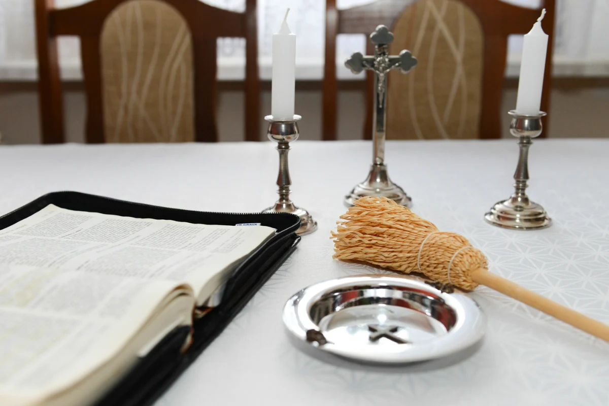 Duchowny w rozmowie z dziennikarką opowiedział, że dość często parafianie częstują go różnymi specjałami Duchowny w rozmowie z dziennikarką opowiedział, że dość często parafianie częstują go różnymi specjałami